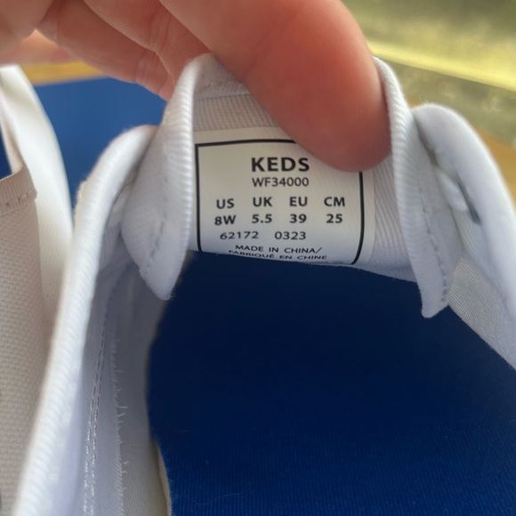 Keds White Canvas Sneakers. 8W - Picture 7 of 8